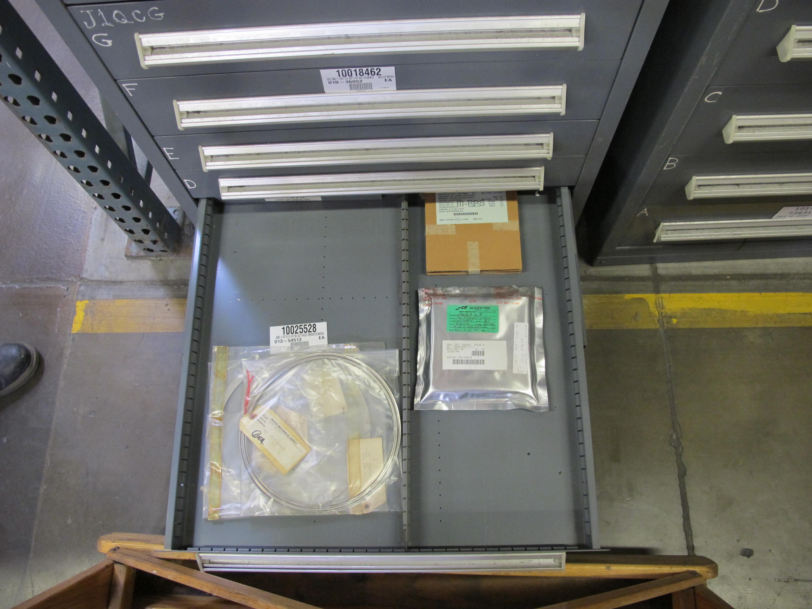 STANLEY VIDMAR HEAVY DUTY 11-DRAWER PARTS CABINET W/ CONTENTS (W-50) LOADING & HANDLING FEE $25-